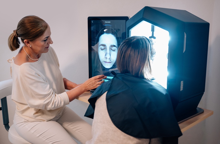 Heike Weigand führt bei einer Kundin eine 4D-Hautanalyse durch