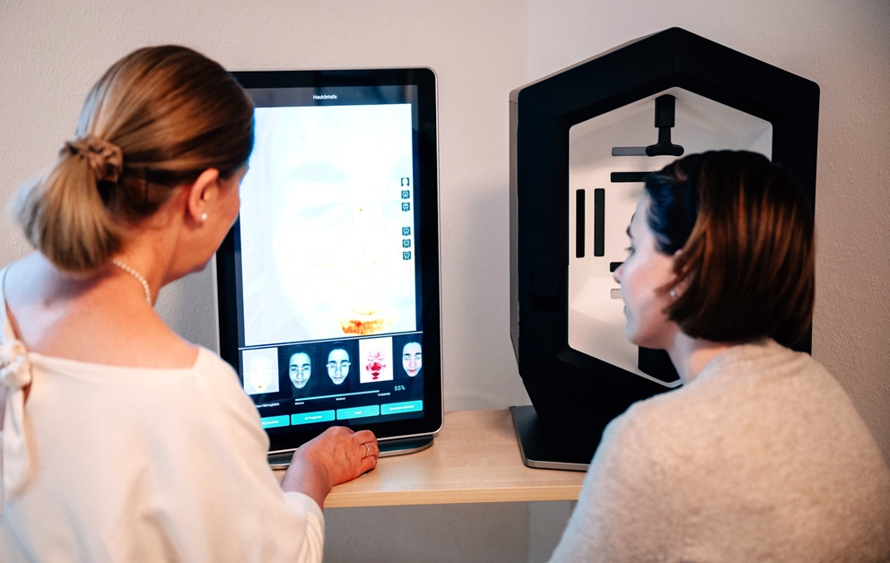 Heike Weigand führt bei einer Kundin eine 4D-Hautanalyse durch