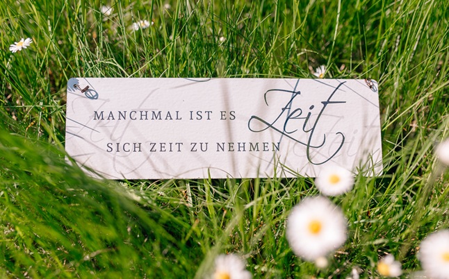 Eine Kundin bekommt eine Kosmetikbehandlung