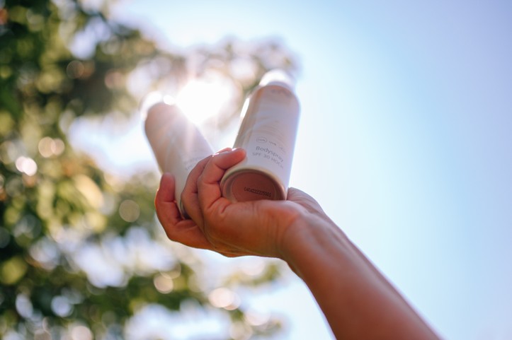 2 Sonnenprodukte werden im Garten in die Sonne gehalten
