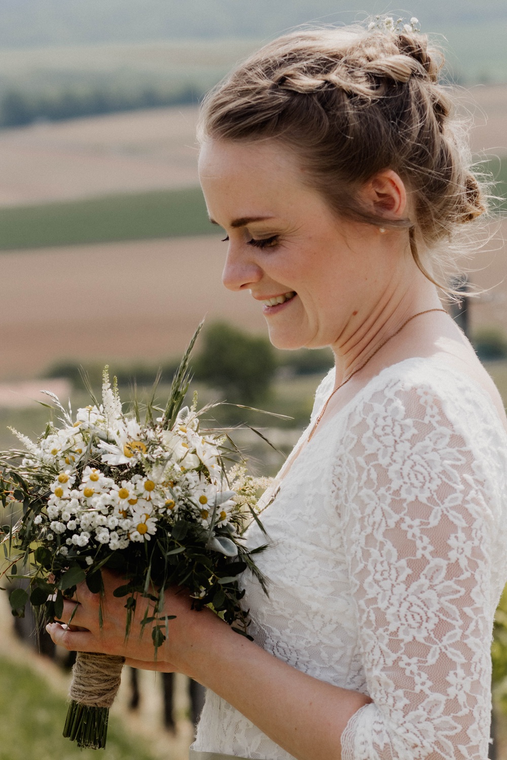 Geschminkte Braut mit Blumenstrauß