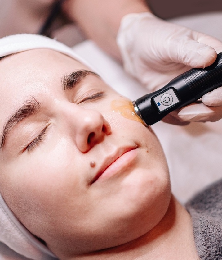 Kundin bekommt eine A-Focus-ON Behandlung