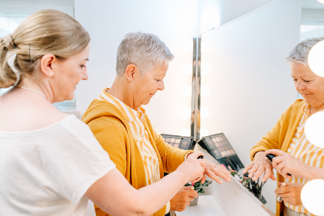 Heike Weigand berät Kundin zu Make-up-Produkten