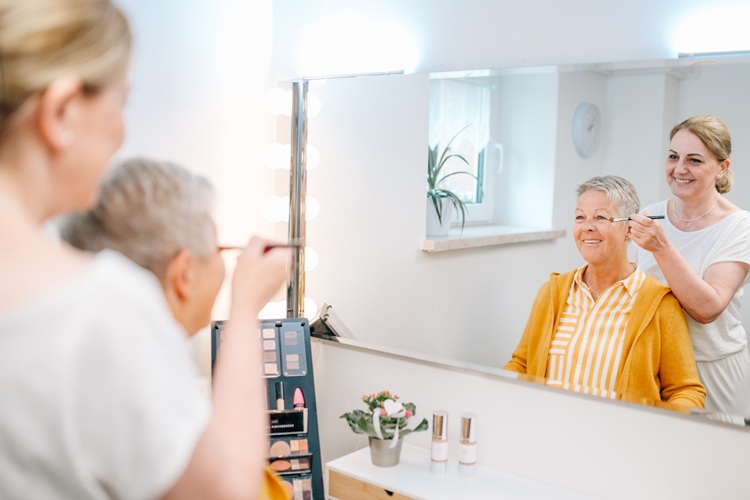 Heike Weigand bei Make-up-Beratung mit Kundin