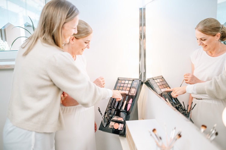 Heike Weigand mit Kundin und Make-up