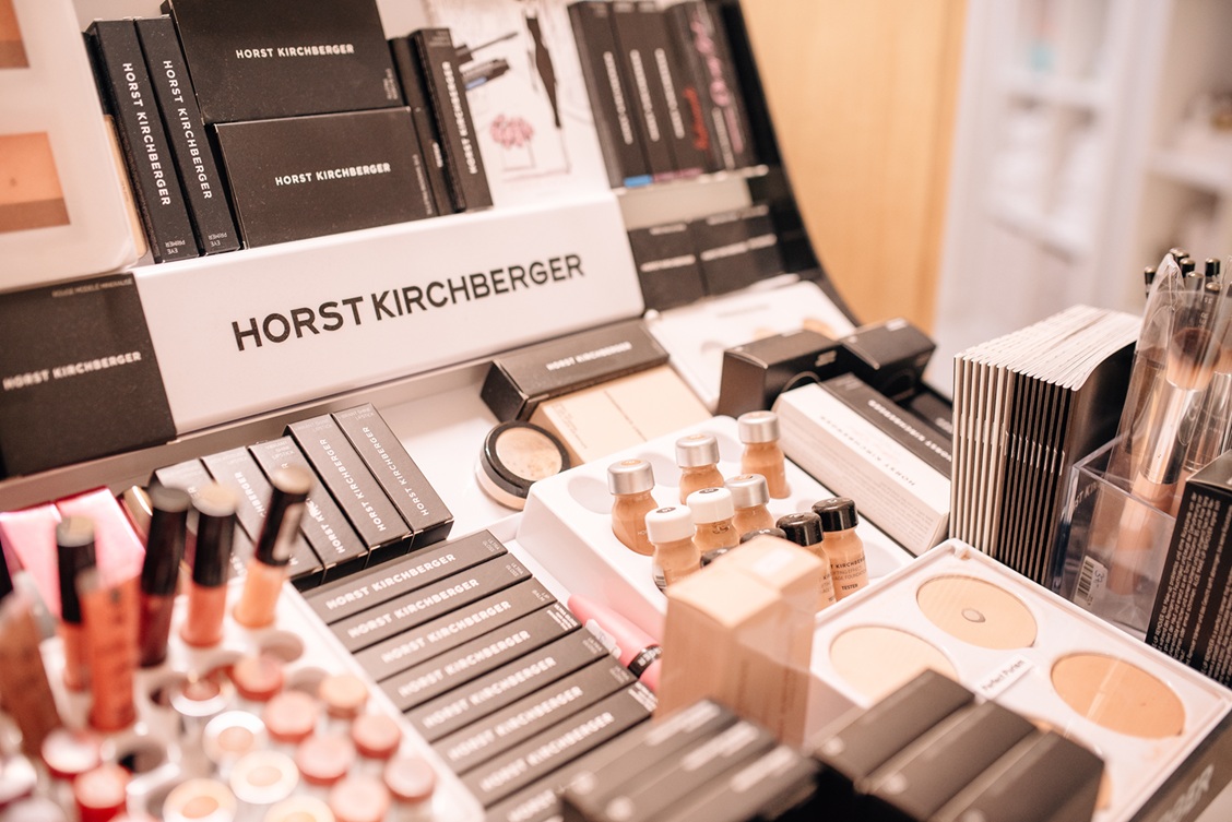 Ständer mit Make-up Produkten von HORST KIRCHBERGER