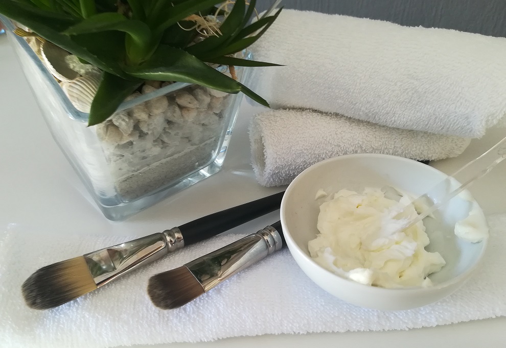 Creme in Schälchen mit Pinsel