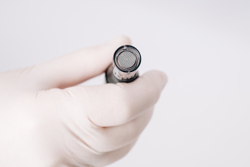 Heike Weigand behandelt eine Kundin mit Nano Needling