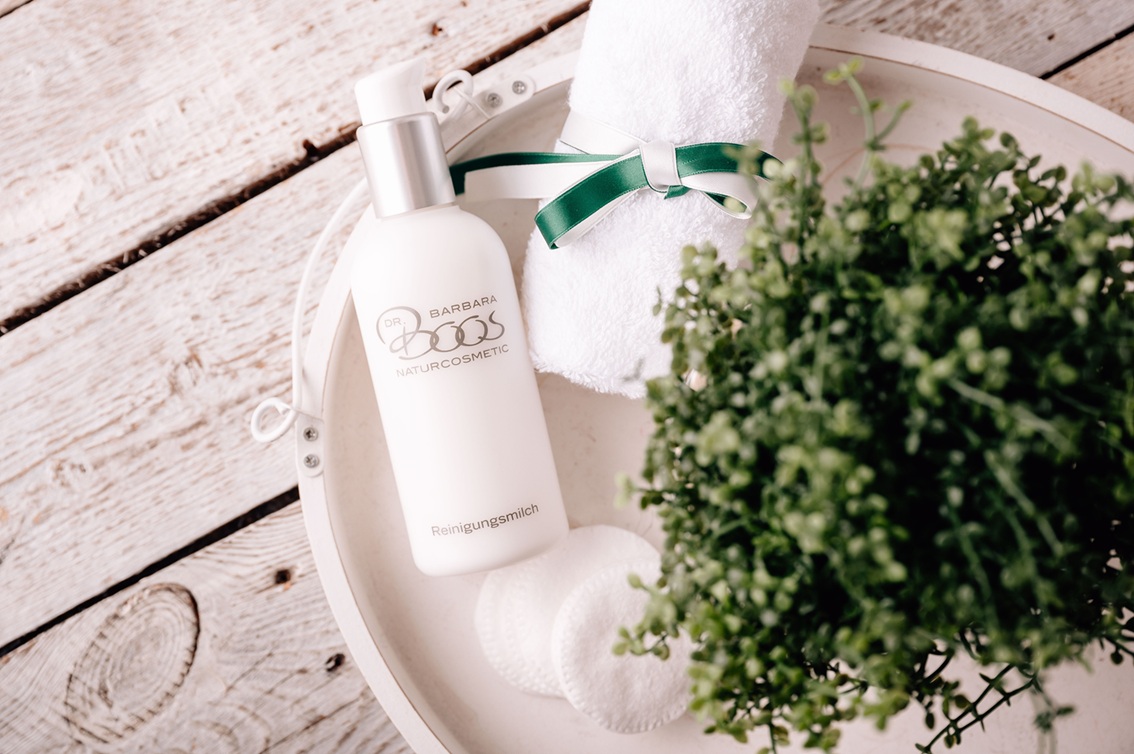 Produkt Dr. Boos NaturCosmetic mit Handtuch und Pflanze