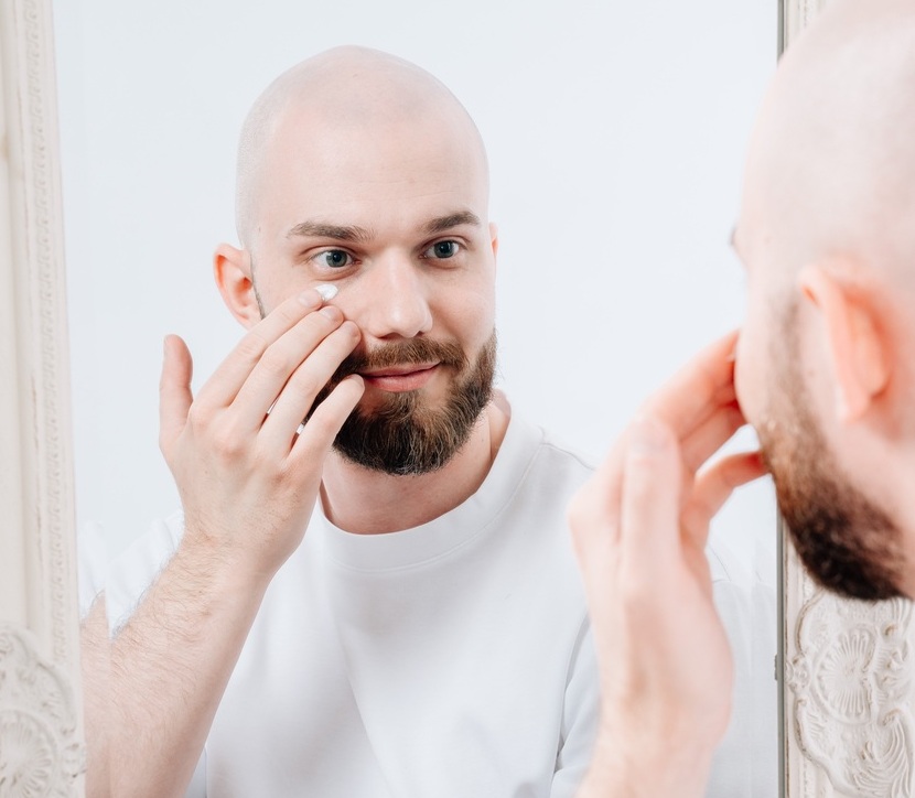 Kunde cremt sich das Gesicht ein