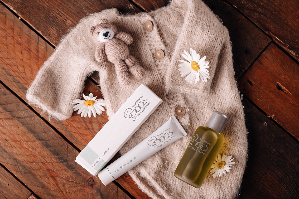 Baby-Overall mit Creme, &Oouml;, Blumen und Kuscheltier