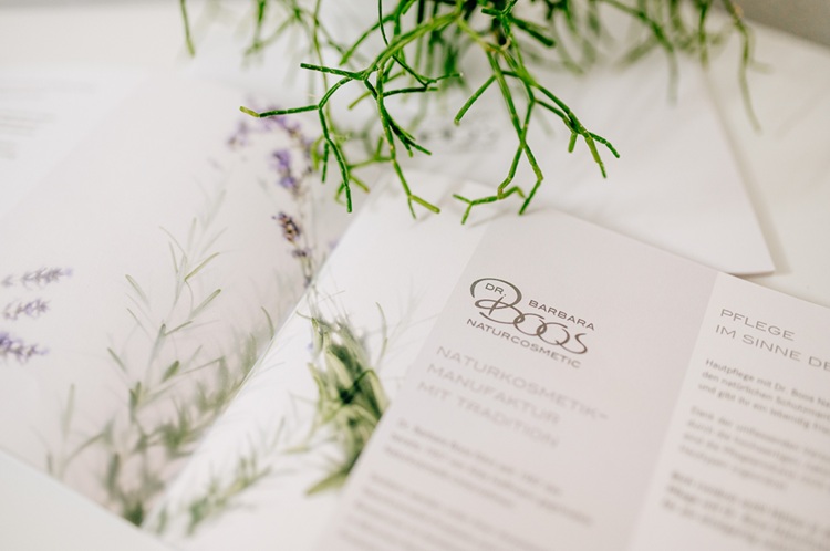 Flyer Dr. Boos NaturCosmetic mit Pflanze
