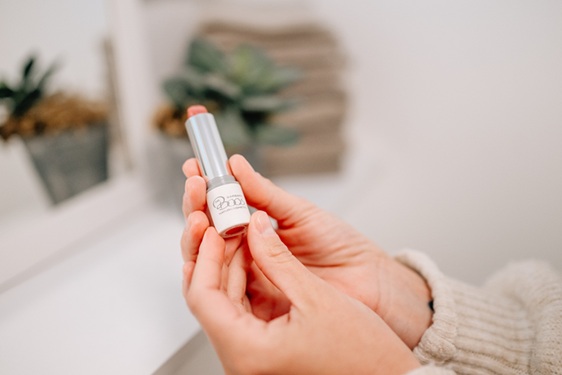 Kundin hält Boos Lippenstift in der Hand