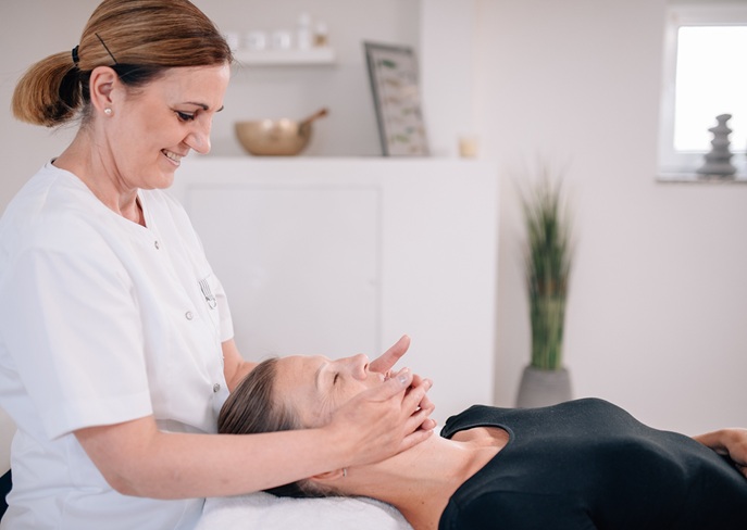 Gesicht einer Kundin w&auml;hrend einer Kosmetikbehandlung