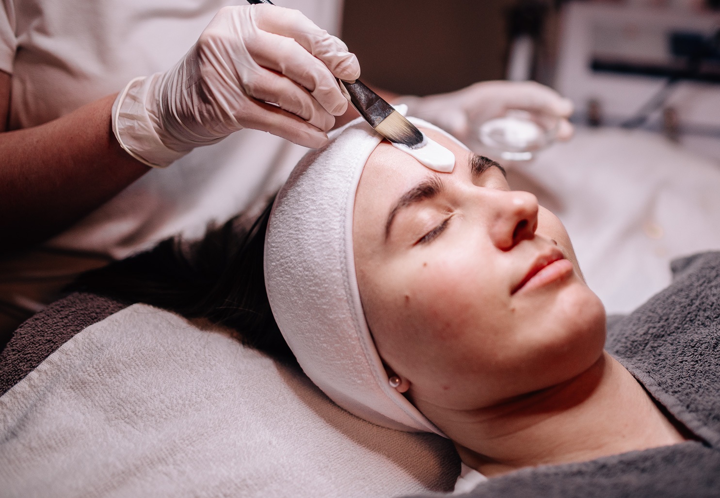 Heike Weigand behandelt eine Kundin