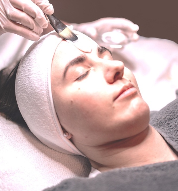 Eine Kundin w&auml;hrend einer Behandlung