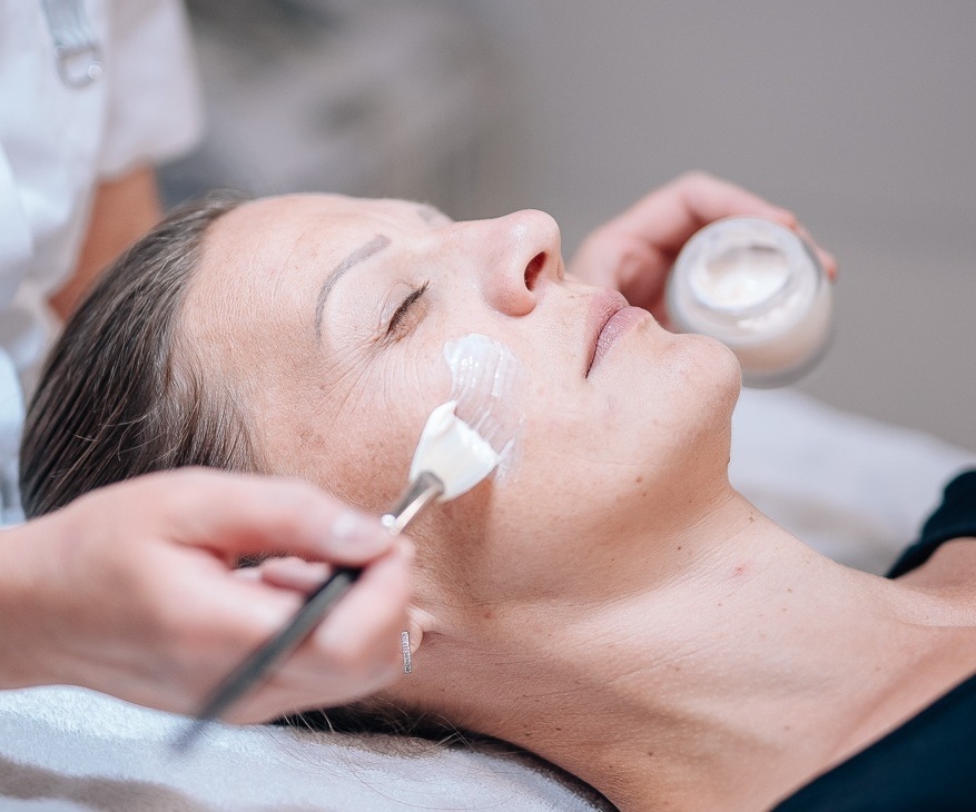 Heike Weigand behandelt eine Kundin