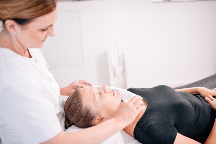 Heike Weigand behandelt eine Kundin