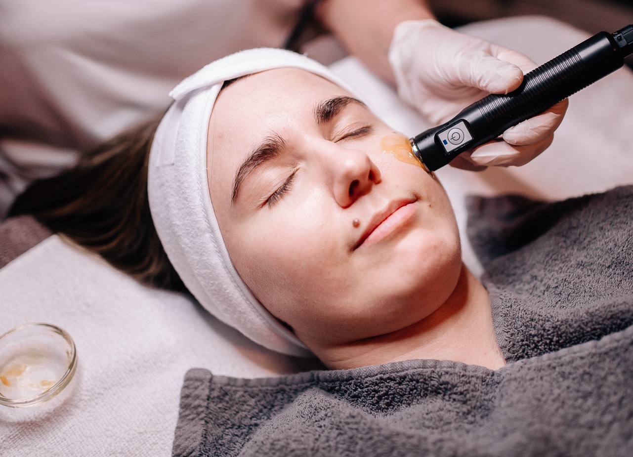 Kundin bekommt eine A-Focus-ON Behandlung