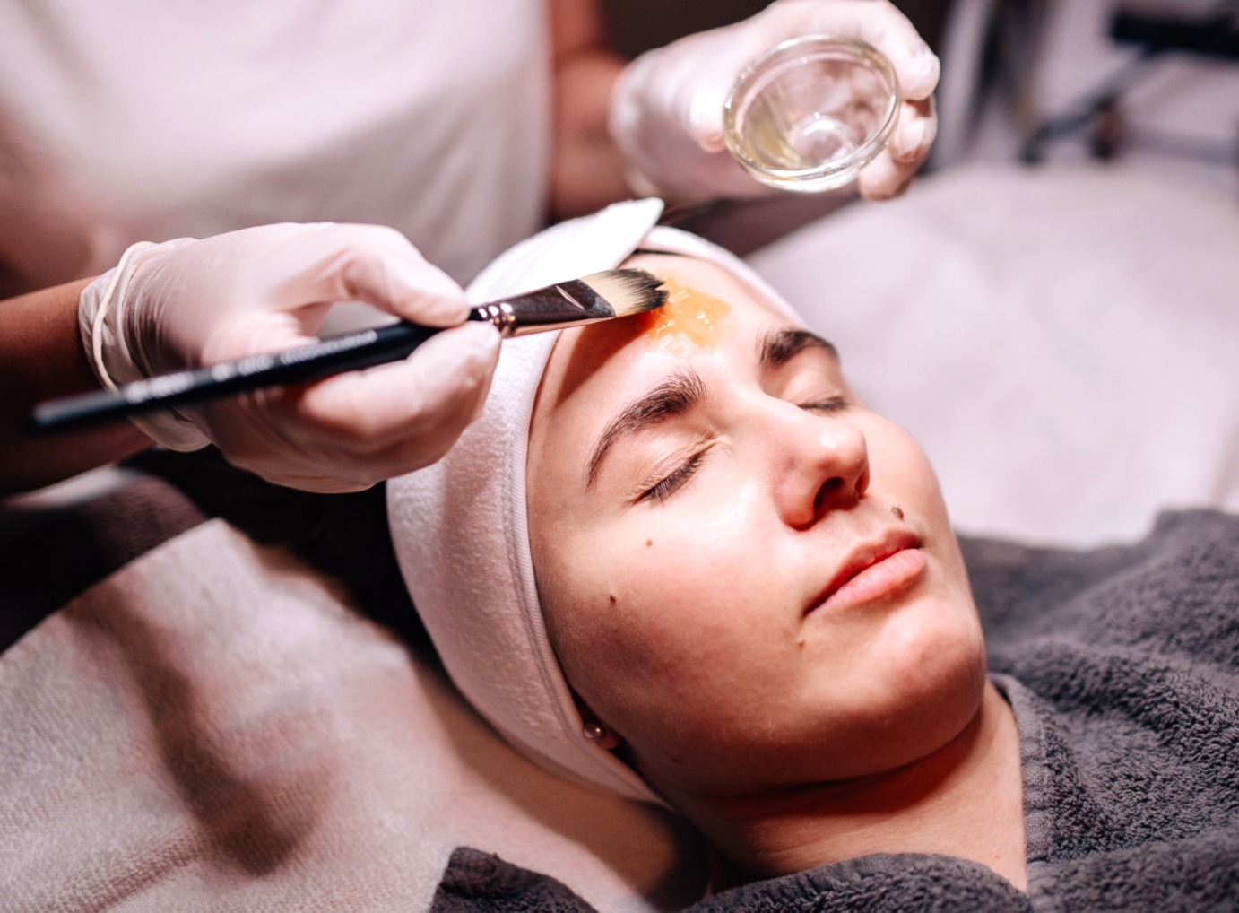 Eine Kundin w&auml;hrend einer Behandlung