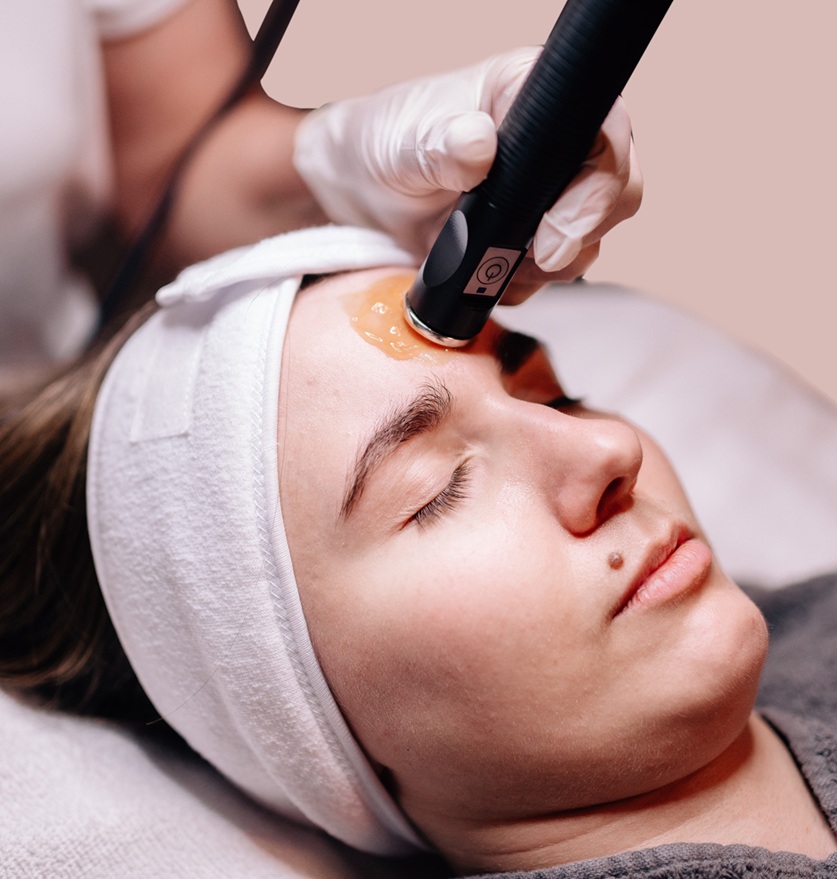 Kundin bekommt eine A-Focus-ON Behandlung