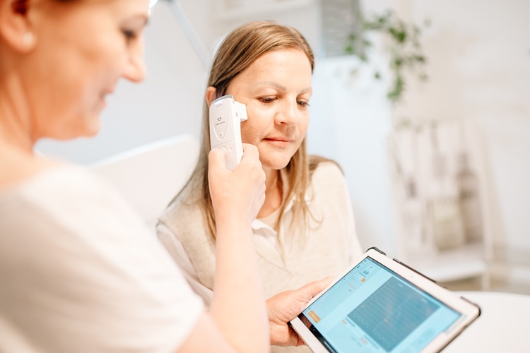 Heike Weigand bei einer digitalen Hautanalyse mit einer Kundin