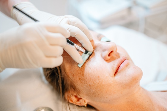 Heike Weigand macht bei einer Kundin ein Wimpernlifting
