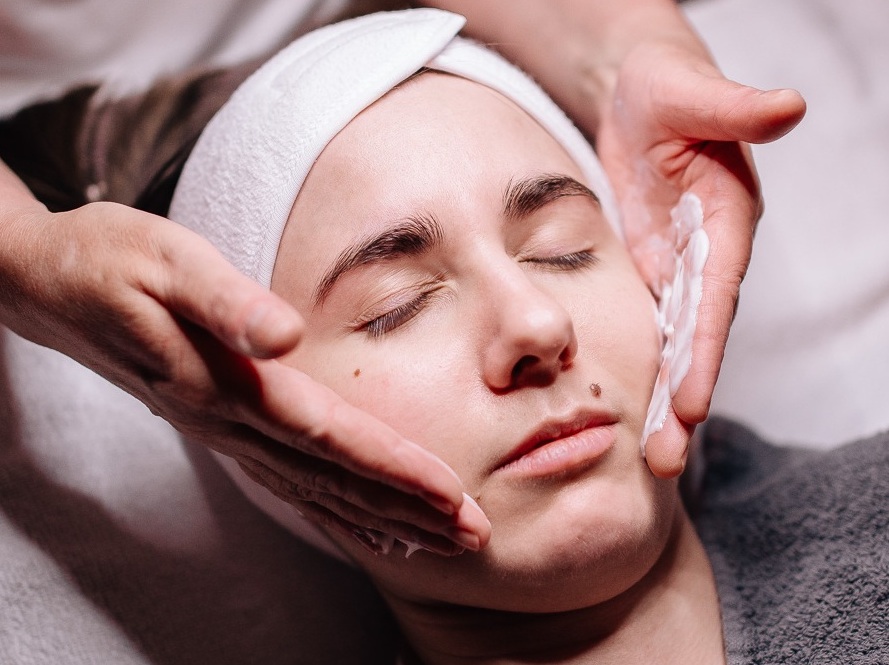 Eine Kundin w&auml;hrend einer Behandlung