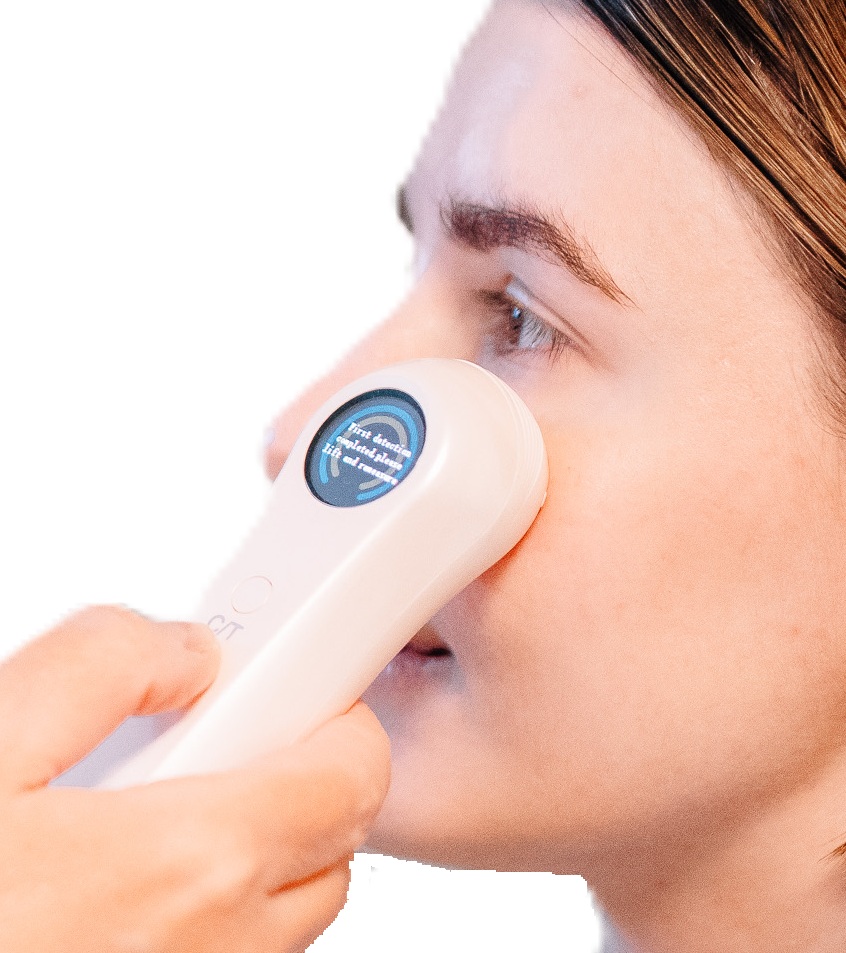 Heike Weigand führt bei einer Kundin einen Test mit dem Skin Hydration Detector durch