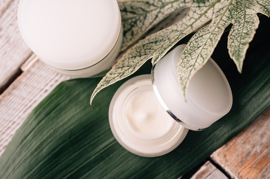 Gesicht einer Kundin w&auml;hrend einer Kosmetikbehandlung