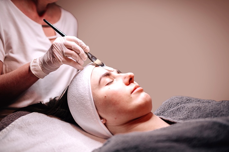 Eine Kundin w&auml;hrend einer Behandlung