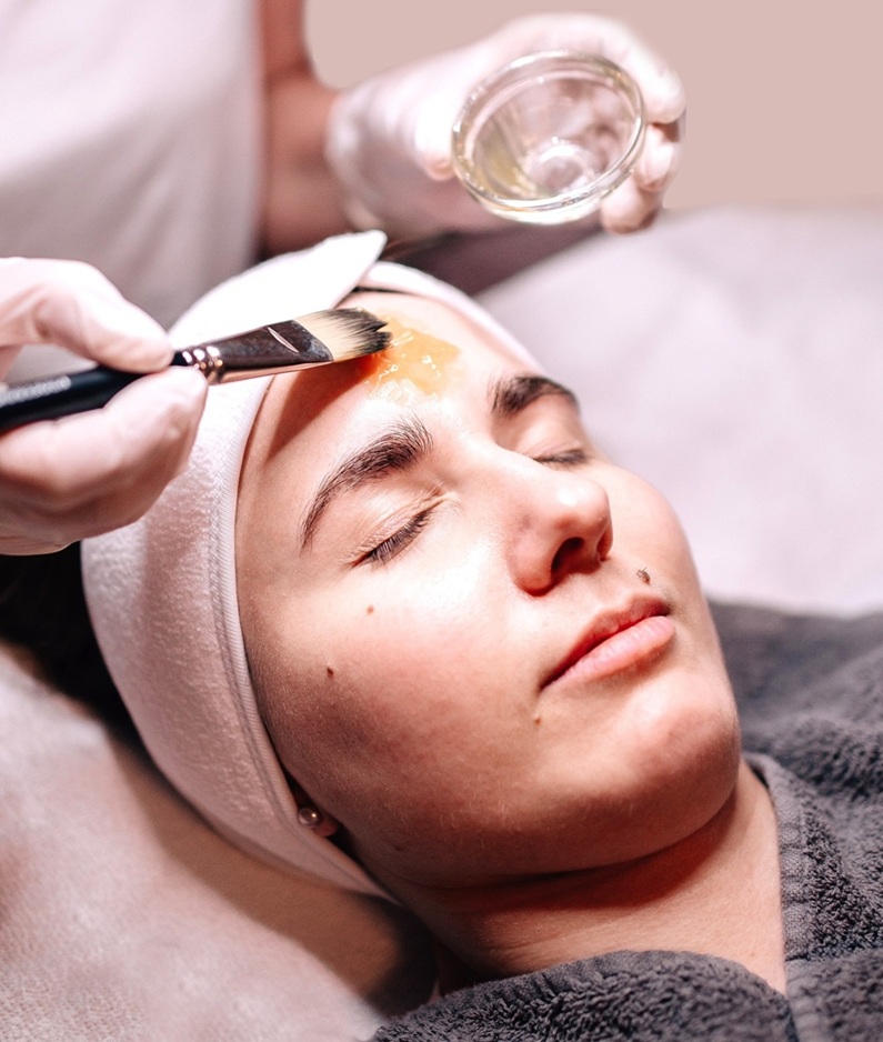 Eine Kundin w&auml;hrend einer Behandlung