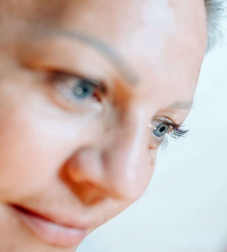Kundin mit einem fertigen Wimpernlifting
